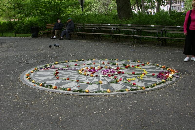 2006-05-08 14:15:48 ** New York ** Denkmal für John Lennon, der unweit dieser Stelle ermordet wurde.