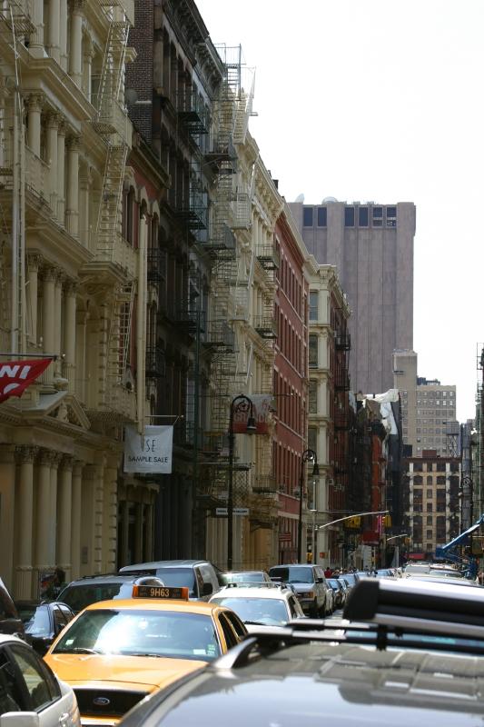 2006-05-06 12:57:34 ** New York ** Die Gußeisen-Gebäude in SoHo sind heute Gallerien, Cafes und Geschäfte.