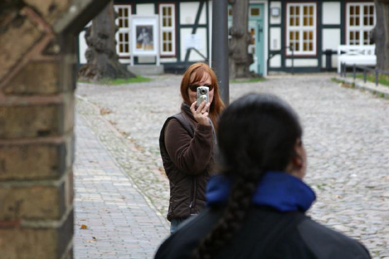 2006-11-26 14:27:58 ** Deutschland, Erica, Katie, Rostock ** Katie fotografiert Erica.