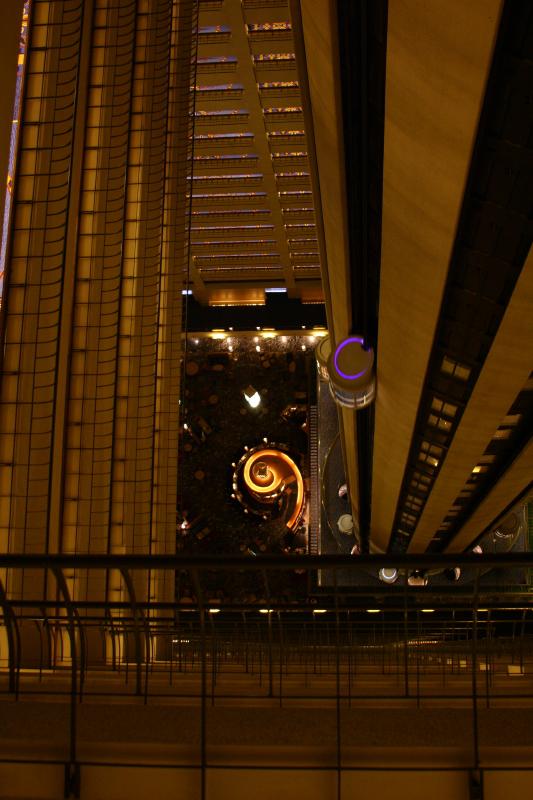 2006-05-07 22:58:24 ** New York ** Blick von einem der Flure ins Atrium des Marriott Marquis Hotels. Auf der rechten Seite die Fahrstühle.