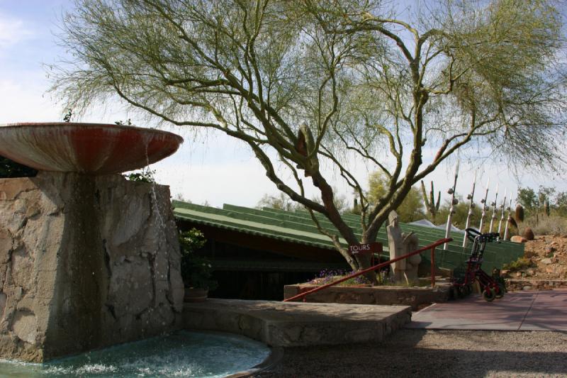 2007-04-14 16:00:16 ** Phoenix, Taliesin West ** Das grüne Dach ist das Dach des Besucherzentrums.