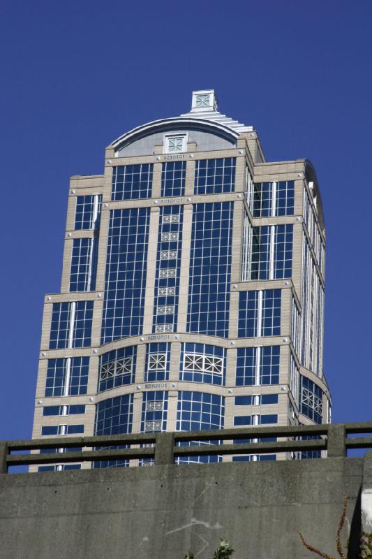 2007-09-01 14:49:44 ** Seattle ** 'Washington Mutual Tower' mit einer Straße im Vordergrund.