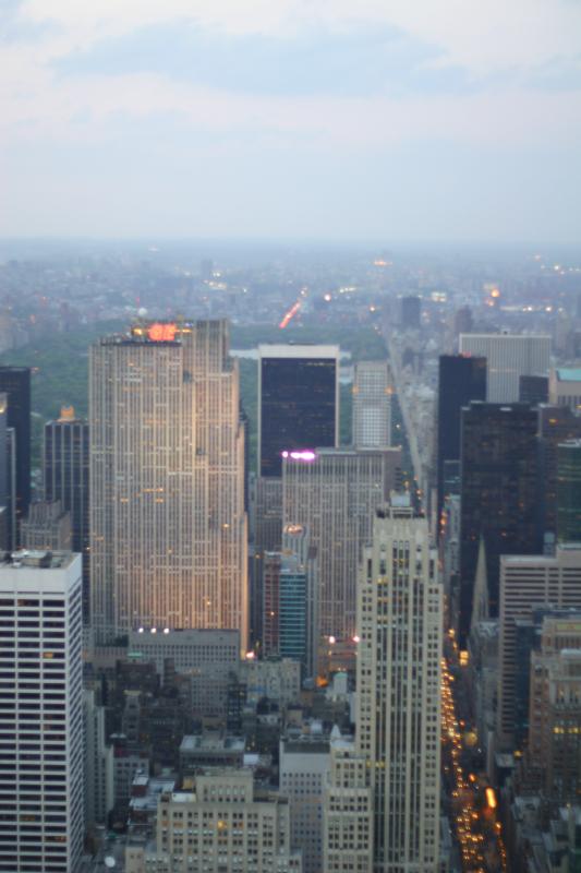 2006-05-06 20:02:28 ** New York ** Blick in Richtung Central Park mit dem 'GE Building' im Vordergrund.