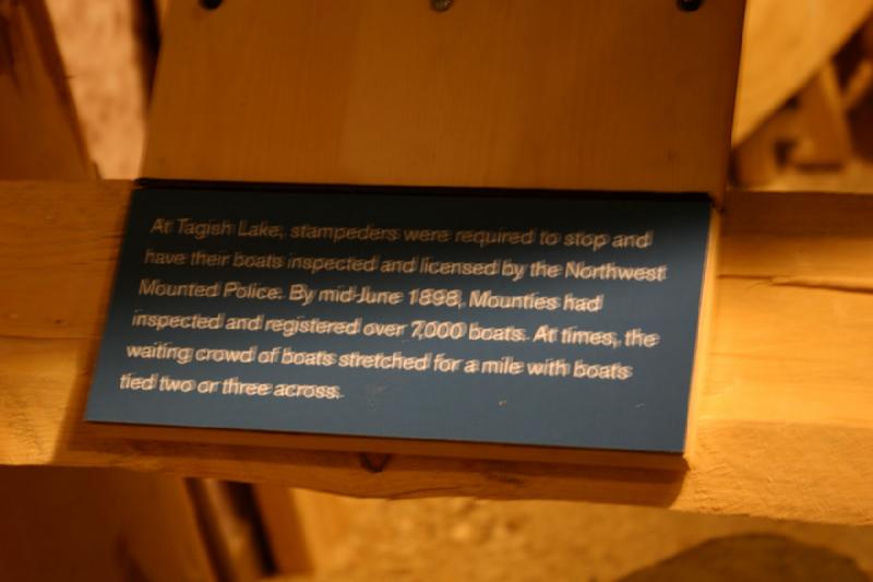 2007-09-03 11:12:30 ** Seattle ** Am Tagish Lake wurden Goldsucher zum Halt aufgefordert, um ihre Boote durch die Nordwest Berittene Polizei überprüfen und registrieren zu lassen. Bis Mitte Juni 1898 hatten die Mounties mehr als 7.000 Booten überprüft und registriert. Zeitweise war die Schlange der wartenden Boote eine Meile lang und drei Boote breit.