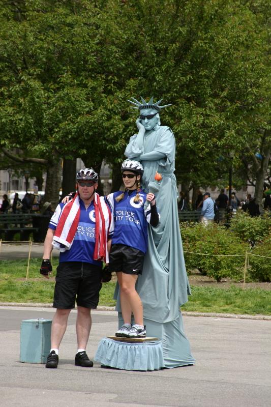 2006-05-07 13:20:38 ** New York ** Im 'Battery Park' kann man sich zusammen mit lebenden Freihheitsstatuen fotografieren lassen.