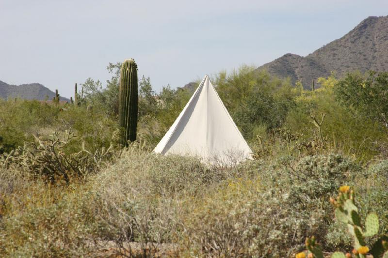 2007-04-14 15:52:34 ** Phoenix, Taliesin West ** Wohnung eines Erstsemester-Architekturstudenten, ein Zelt.