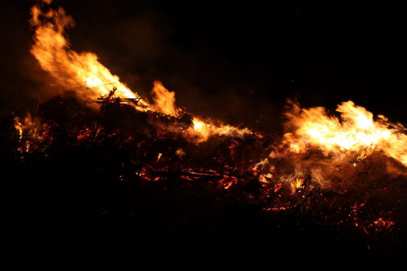 2010-04-03 20:28:50 ** Deutschland, Oldenburg, Ostern ** Das Osterfeuer am Abend vor Ostern in Hundsmühlen.