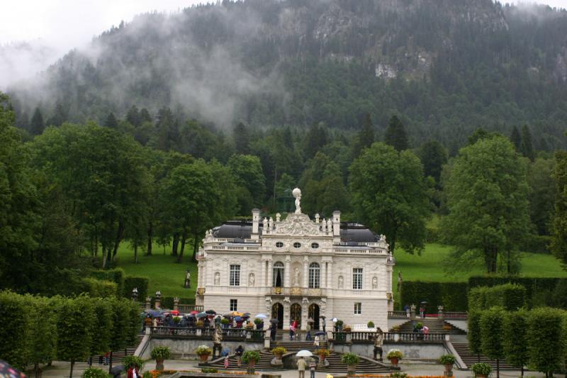 2005-08-20 12:41:32 ** Deutschland, München ** Schloß Linderhof mit wolkenverhangenen Bergen im Hintergrund.