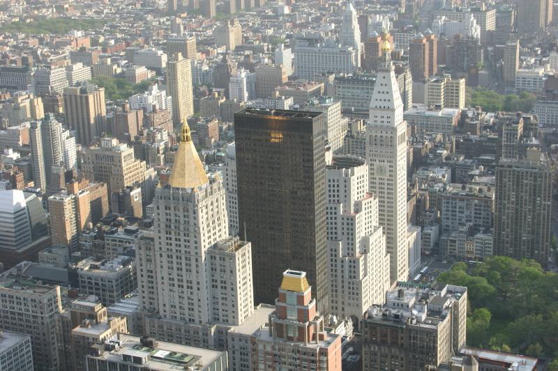 2006-05-06 17:58:22 ** New York ** 'New York Life Insurance Building' mit der goldenen Spitze im Vordergrund. Weiter im Hintergrund der 'Met Life Tower'