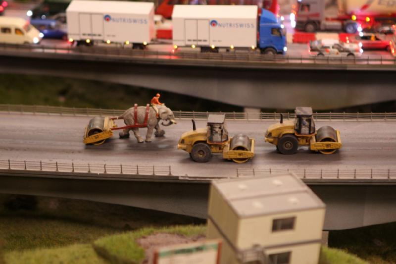 2013-07-26 21:07:52 ** Deutschland, Hamburg, Miniaturwunderland ** In der Schweiz wird keine Mühe gescheut, mit der Straße rechtzeitig fertig zu werden.