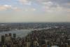 Der Blick von der Dachterasse des "Empire State Building". Dieser Blick geht in Richtung Süd-Osten zum East River. Auf der anderen Seite des East River liegt Brooklyn, auf dieser Seite Manhattan. Die Brücke, die auf diesem Bild zu sehen ist, ist die "Williamsburg Bridge".