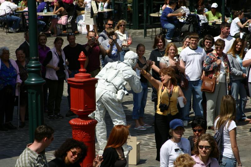 2006-05-06 14:08:38 ** New York ** Eine 'lebende Statue', eine Attraktion in fast jeder größeren Stadt heutzutage, aber immer wieder lustig.