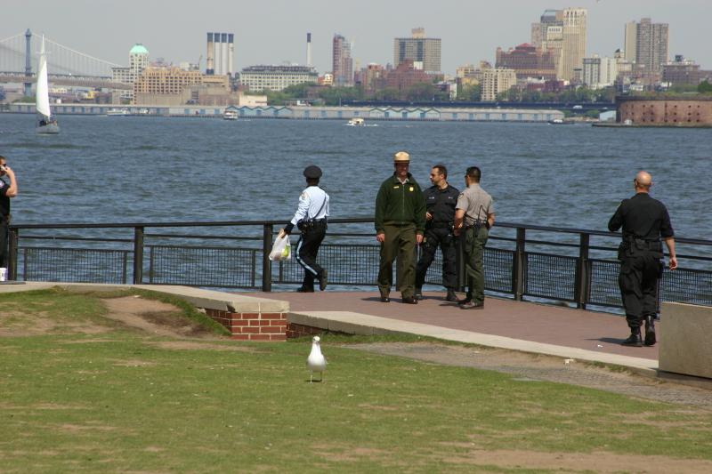 2006-05-07 15:18:00 ** New York ** Räumung nach Bombenalarm. Es stellte sich am Ende dann als Plastiktüte mit Müll heraus, aber man kann nie sicher genug gehen.