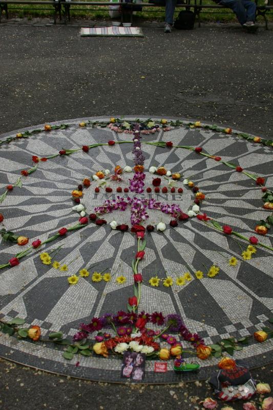 2006-05-08 14:13:58 ** New York ** Denkmal für John Lennon. Wird täglich von einem Obdachlosen mit Blumen geschmückt, die er von den Spenden kauft.