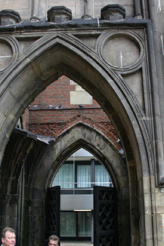 2006-11-25 12:03:28 ** Deutschland, Hamburg, St. Nikolai ** Dies war einmal im inneren der Kirche. Im Zweiten Weltkrieg wurde Sankt Nikolai fast komplett zerstört. Heute stehen nur noch der Turm und Teil der Mauern und es wird als Mahnmal erhalten.