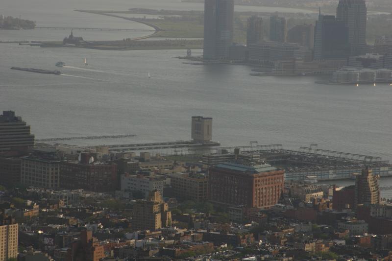 2006-05-06 18:39:40 ** New York ** 'Hudson River' zwischen Manhattan und New Jersey. Das Gebäude am Ende des Piers ist die Belüftungsanlage für einen der Tunnel, die den Fluß unterqueren.