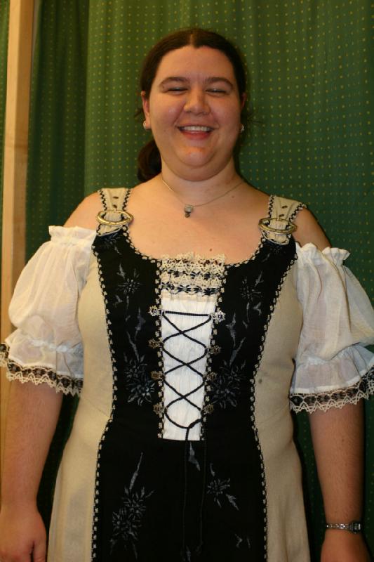 2005-08-18 16:17:03 ** Deutschland, Erica, München ** Erica im Dirndl.