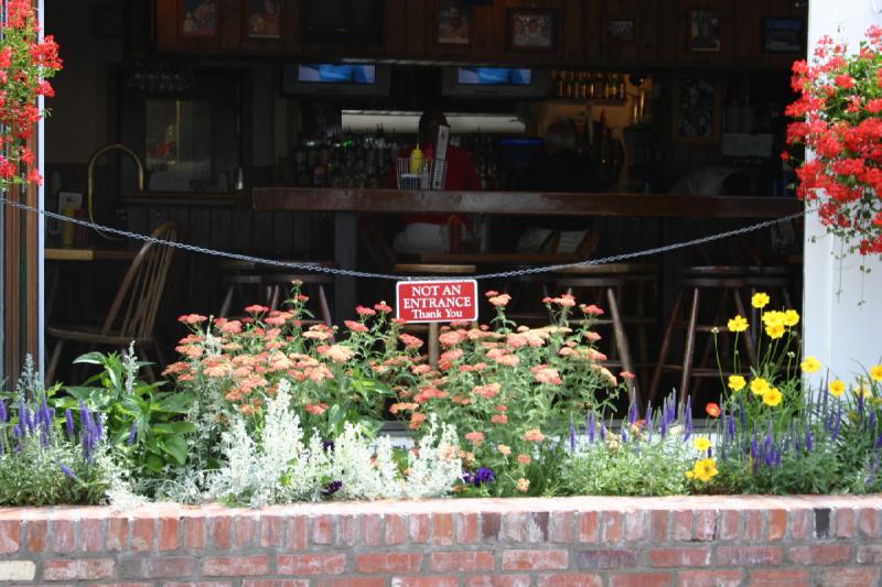 2006-07-22 11:38:30 ** Vail ** Komisch, daß dieses Blumenbeet mit einem Schild vor Besuchern, die es nicht bis zur Tür schaffen, geschützt werden muß.