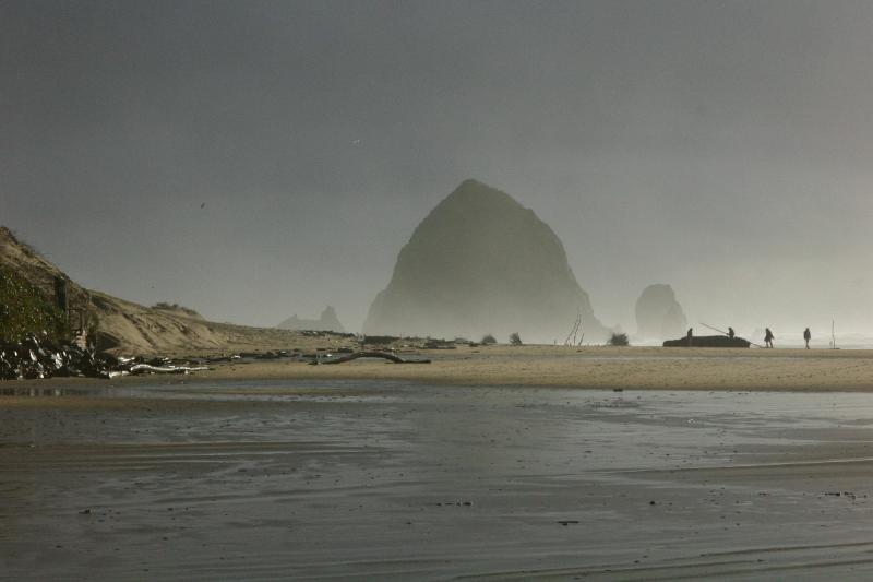 2006-01-28 16:48:52 ** Cannon Beach, Oregon ** In der Ferne 'Haystack Rock' (Heuhaufen Felsen).