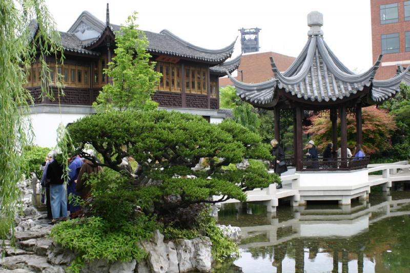 2005-05-05 11:49:39 ** Botanischer Garten, Oregon, Portland ** Pavilion am Teich und links das chinesische Teehaus.